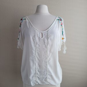 STRADIVARIOUS White Floral Embroidered Top Size M Delicate Ladder Stitch
